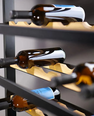 Barrique Weinhalter aus schwarzem Metall und Eichenholz von Siqual Design