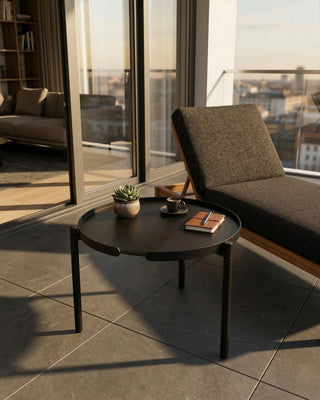 Orbis Couchtisch aus Metall in Schwarz im Industrial Stil auf der Terrasse als wetterfeste Ablage