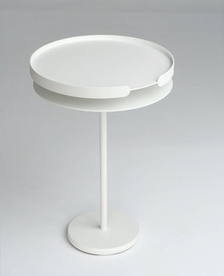 Großer weißer Metall-Beistelltisch mit rundem Tischblatt und schlankem Fuß