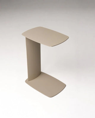 C-förmiger Beistelltisch STANDBY aus Aluminium von Siqual Design in Beige