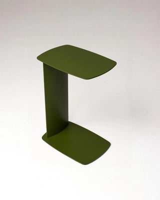 C-förmiger Beistelltisch STANDBY aus Aluminium von Siqual Design in Olivegrün