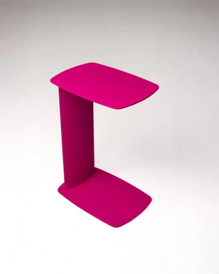 C-förmiger Beistelltisch STANDBY aus Aluminium von Siqual Design in Pink