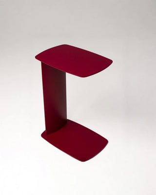 C-förmiger Beistelltisch STANDBY aus Aluminium von Siqual Design in Purpurrot