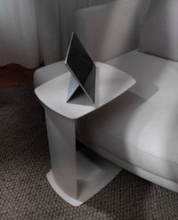 STANDBY Side Table C-Shape Powder-Coated Aluminum — Ansicht 1