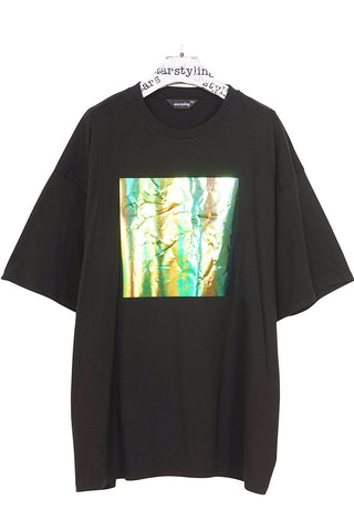 Unisex Oversize Big Square Bigshirt mit handappliziertem Metallic‑Quadrat im Pre‑Crunch‑Look; entwickelt individuelle Patina für markante Streetwear.```
