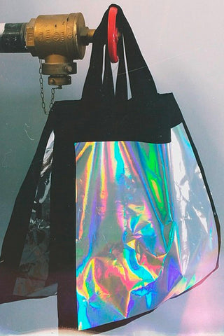 Nahaufnahme einer großen Canvas‑Tasche mit 50×50 cm schimmernder Metallic‑Folie, vorgecrunchter Look, urbanes, grafisches Design mit Innentasche
