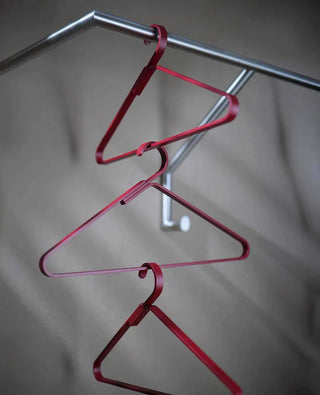 Metallkleiderbügel Unique in Rot – auffällige Farbvariante für kreative Garderobenlösungen