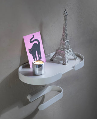 Wandregal aus Metall BUTLER Shelf von Siqual Design in Weiß im WC mit Toilettenpapierhalter darunter und schwebender Optik