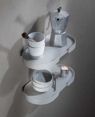 Wandregal aus Metall BUTLER Shelf von Siqual Design in Weiß aus zwei schwebenden Regalböden untereinander mit Tassen und Espressokanne
