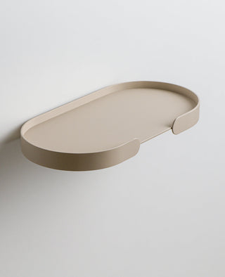 Wandregal aus Metall BUTLER Shelf von Siqual Design in Beige mit ruhiger Form und schwebender Montage