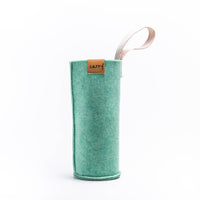 CARRY Sleeve – Handgenähte Trinkflaschenhülle aus Upcycling Filz — Ansicht 1