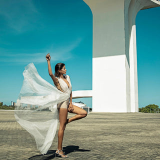 Kleid Marilyn – Schimmernder Tüll | Tiefer V-Ausschnitt | Recycelter Glamour