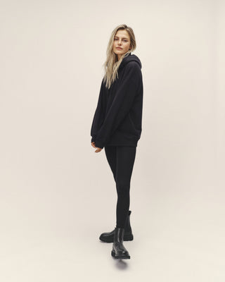 Oversized Damen Hoodie aus Organic Cotton in Schwarz, frontal getragen am Model