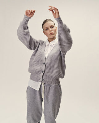 Damen Merino Strick Cardigan in Grau Melange mit V-Ausschnitt von WOTE – nachhaltige Merinowolle, in Italien gefertigt, Frontansicht Studio