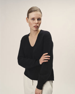 Damen Merino Strickpullover mit V-Neck in Schwarz von WOTE, Frontdetail Studioaufnahme
