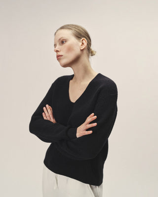 Damen Merino Strickpullover mit V-Neck in Schwarz von WOTE, linke Seitenansicht, hergestellt in Italien