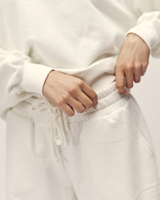Detailansicht des oversized Damen Rundhals Sweatshirts aus Organic Cotton in Off-White