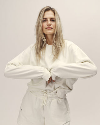 Oversized Damen Rundhals Sweatshirt aus Organic Cotton in Off-White, Frontansicht am Model