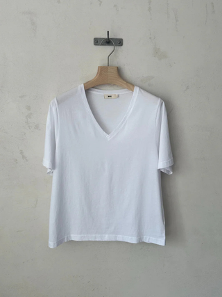V-Neck Shirt aus Organic Cotton – femininer Schnitt | minimalistisches Design | nachhaltige Baumwolle