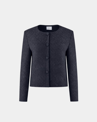 Kurze ALINE CELI Couture Damenjacke in Schwarz mit geometrischer Struktur, kragenloser Rundhalsausschnitt, stoffüberzogene Knöpfe, aus recycelten PET-Flaschen.