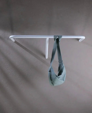 Wandgarderobe RAIL in Weiß von Siqual Design – stilvolles, robustes Design für urbane Einrichtungen