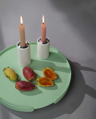 Studioaufnahme des Tabletts Lilo in Mint – minimalistisches Designobjekt aus Metall von Siqual