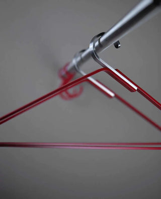 Detailaufnahme des roten Silver Unique Kleiderbügels mit Edelstahlhaken – hochwertige Verarbeitung