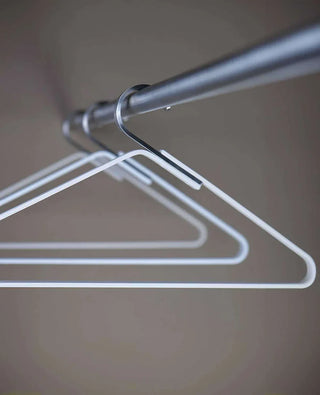 Detailaufnahme des cremeweißen Silver Unique Kleiderbügels mit Edelstahlhaken