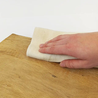 Anwendung des dust removal rag für die effektive und schonende Entfernung von Staub von Holzoberflächen vor der Pflege mit premium wood elixir