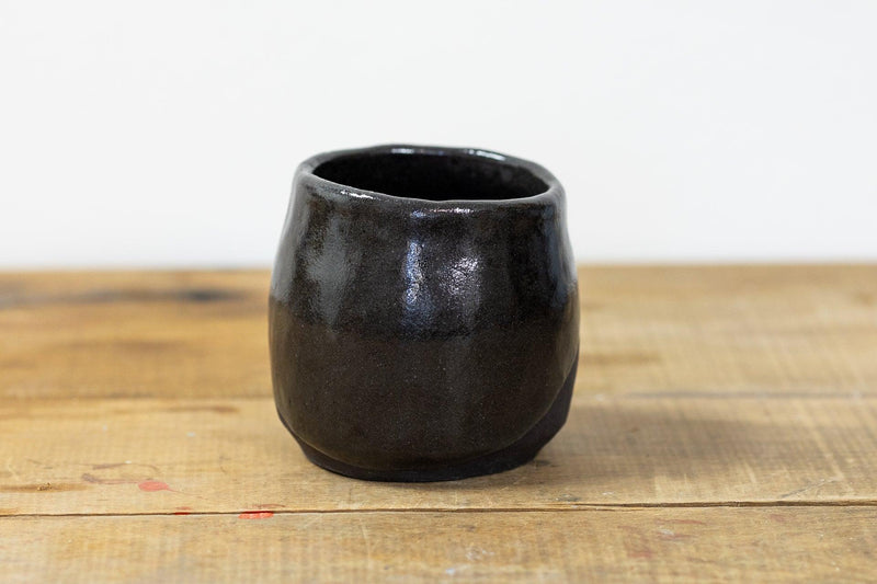 Mug with mountain motif – handcrafted from Black Forest clay — Ansicht 3