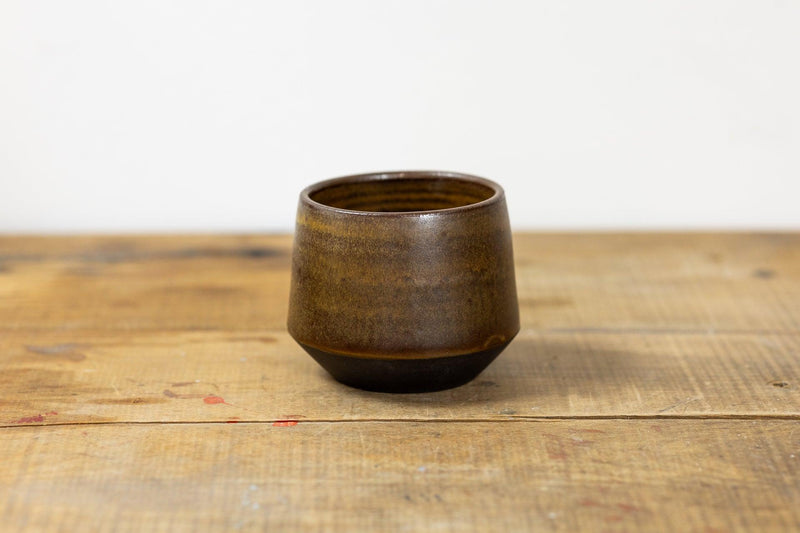 Tasse ohne Henkel – Schwarzwald-Ton, handgetöpfert, braune Glasur — Rustic Manufacturing