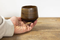 Tasse ohne Henkel – Schwarzwald-Ton, handgetöpfert, braune Glasur — Ansicht 4