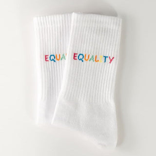 equality statementsocken von arrel in weiß mit bunter Schrift