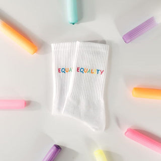 equality statementsocken von arrel mit bunter Schrift und bunten Kerzen