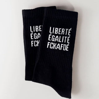 Liberté. Égalité. FCKAFDÉ Statement Socken in schwarz vor weißem Hintergrund
