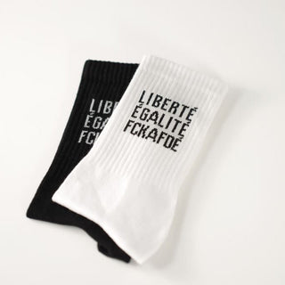 fckafdé statementsocken von arrel in weiß mit schwarzer Schrift und in schwarz mit weißer Schrift
