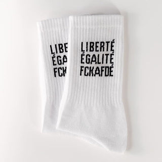 liberté, égalité, fckafdé statementsocken von arrel in weiß mit schwarzer schrift