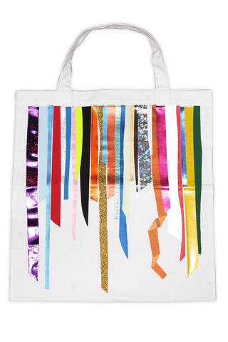 Großer Baumwoll‑Shopper (ca. 50×50 cm) mit multicolor Folienstreifen und Innentasche; robustes Canvas, schimmernder Look, handveredeltes Unikat.
