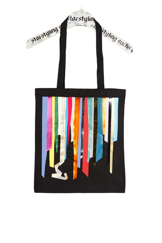 Foil Stripes Tote Bag mit mehrlagigem, glänzendem Streifen-Foilprint und zwei langen Henkeln, ca. 42 x 35 cm groß, als handgemachtes Unikat aus dem Berliner Atelier.
