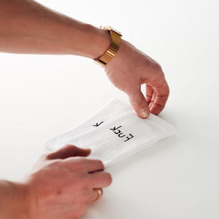 kcuF Statementsocken von arrel werden mit Hand platziert