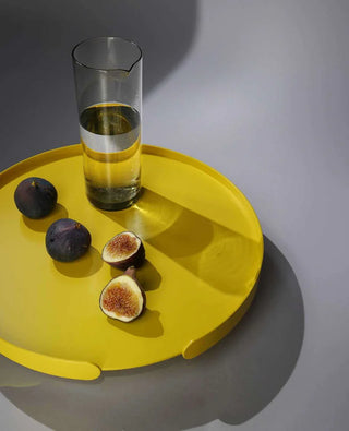 Gelbes Tablett Lilo – feine Metallverarbeitung und pulverbeschichtete Oberfläche