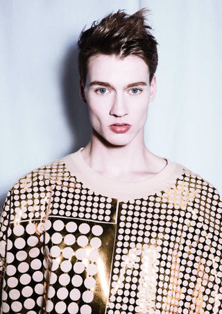 Unisex Oversize-Bigshirt mit glossy goldener Mirror-Multipattern-Folie allover, frontal fotografiert, reflektiert das Licht wie eine flächige goldene Spiegeloberfläche.
