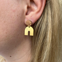 Olive Wood Horseshoe Dangle Earrings – Handmade & 24k Gold Plated — Ansicht 1