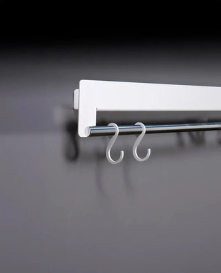 Weißer Hanger Designhaken – kombiniert mit Joshua Wandmodul, puristisch und leicht