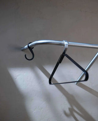 Hanger Haken in Schwarz – eingehängt an Rail Garderobe, modern und praktisch, von Siqual Design