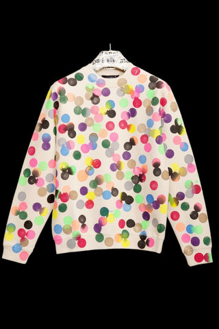 Hauptbild: Nahaufnahme des Handstamped Points Allover Sweater mit leuchtenden Farbpunkten auf Baumwollstoff, künstlerisch‑urbaner Stil
