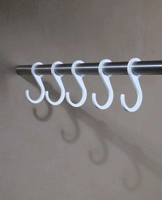 Hanger Haken in Weiß – dezente Metallhaken zum Einhängen in offenen Garderoben