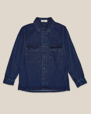 Herren Denim Overshirt in Blau aus Bio-Baumwolle mit zwei aufgesetzten Brusttaschen, flach liegend