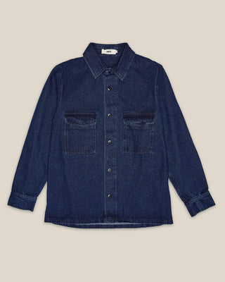 Herren Denim Overshirt in Blau aus Bio-Baumwolle mit zwei aufgesetzten Brusttaschen, flach liegend