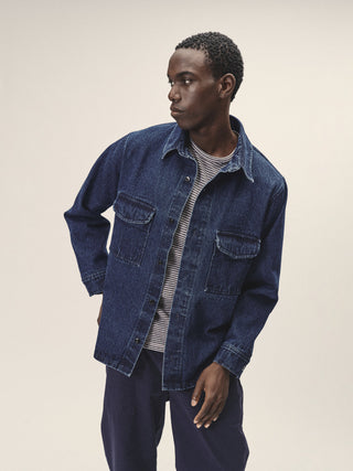 Herren Denim Overshirt in Blau, zwei aufgesetzte Brusttaschen aus Bio-Baumwolle von WOTE - made in Portugal, Frontansicht